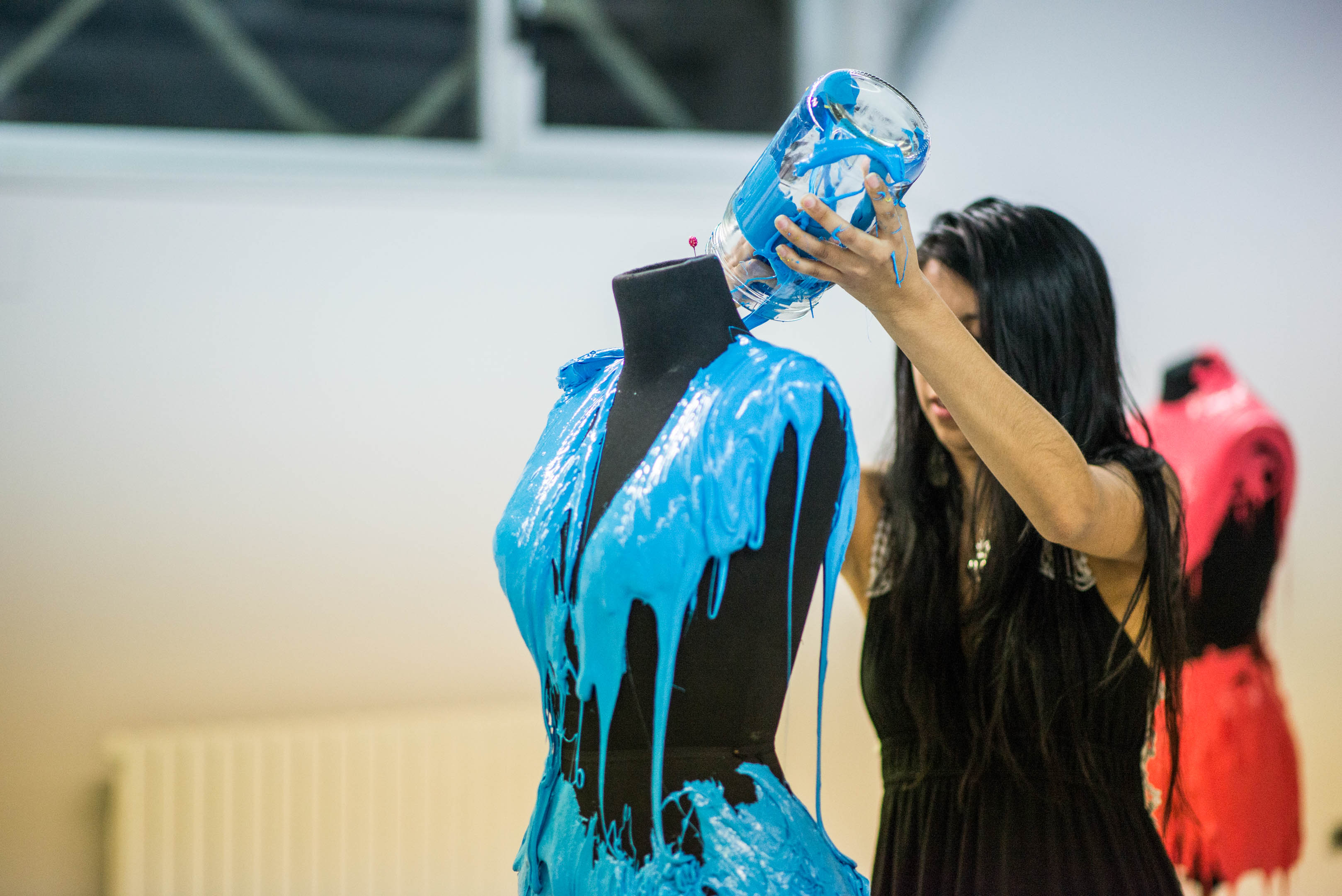 Cuerpo expandido: vestuario, espacio y acción.